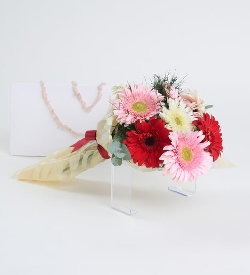 Krem Bukette Rengarenk Gerbera Çiçekleri
